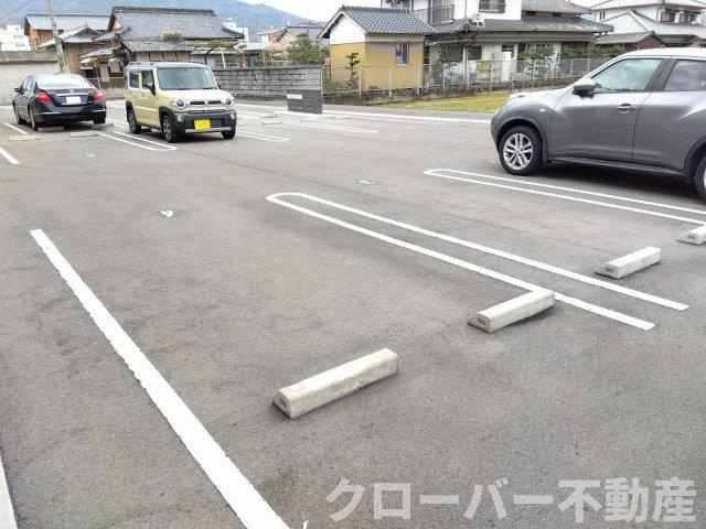 クレイノグローリーⅡの駐車場
