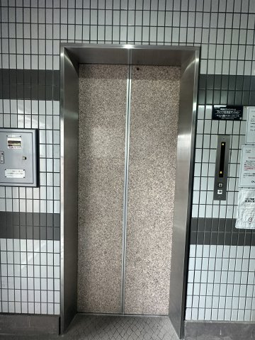 グローリー平尾のエントランス