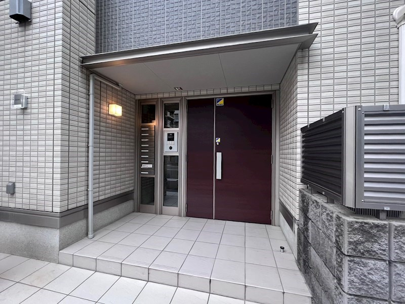 日東新町Dルームのエントランス