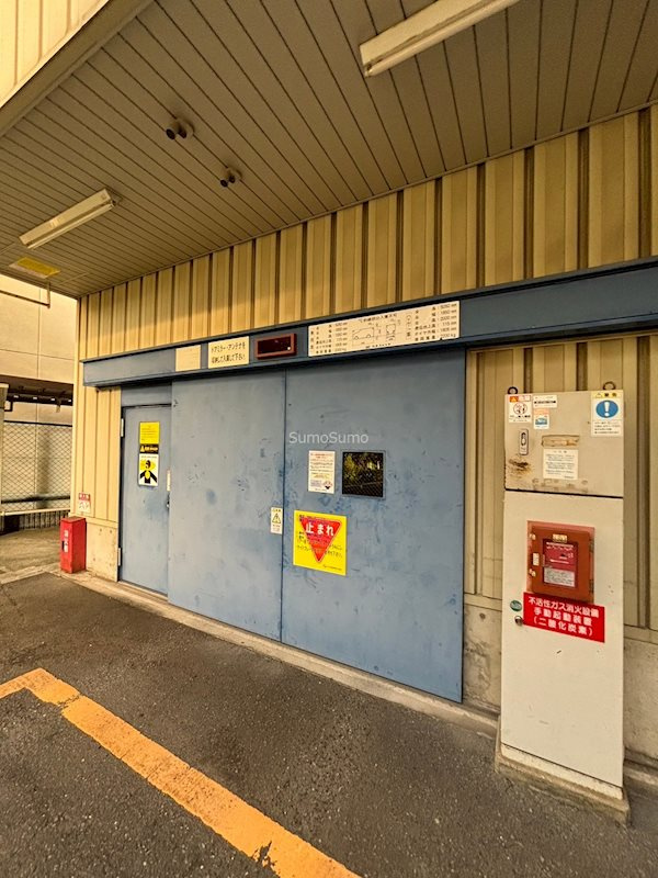 ファミール阿波座の駐車場