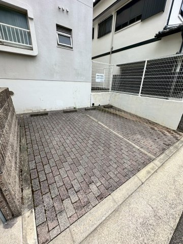 松園ハイツの駐車場