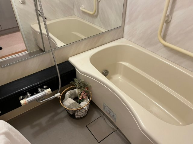 横長の鏡があるので広く風呂場が広く見えます。