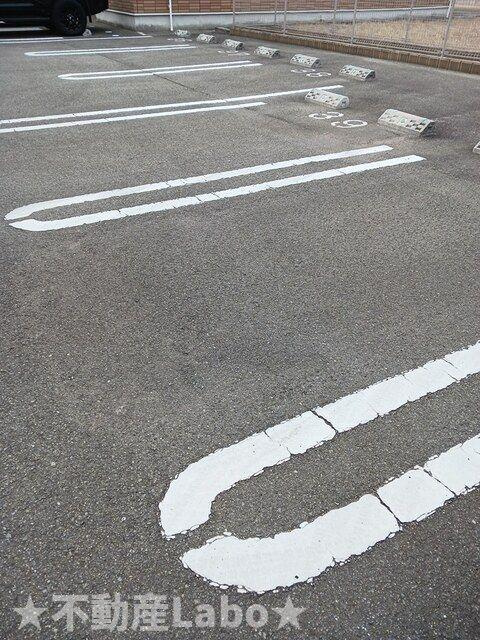 クラールプレディエＤの駐車場