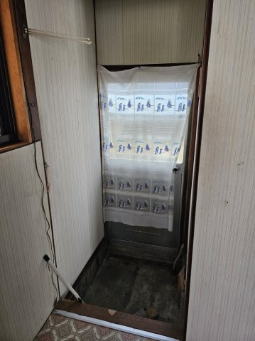 静かな住宅地にある平屋借家の内装|勝手口