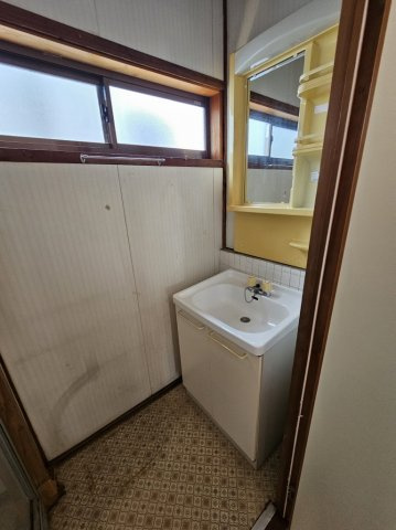 静かな住宅地にある平屋借家の洗面所