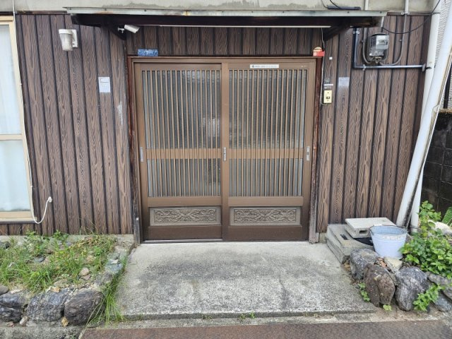 静かな住宅地にある平屋借家の玄関