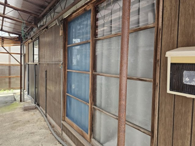 静かな住宅地にある平屋借家の外観|奥に屋根の有る洗濯機置き場があります。