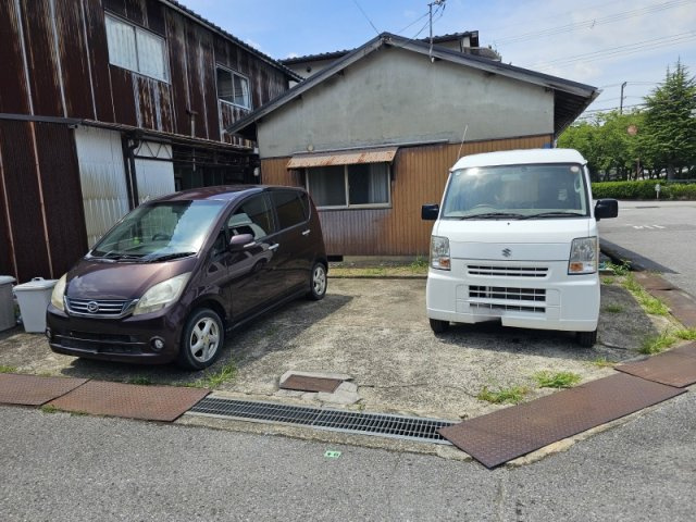 静かな住宅地にある平屋借家の駐車場