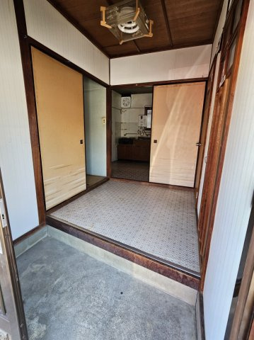 静かな住宅地にある平屋借家の玄関