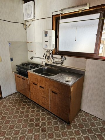静かな住宅地にある平屋借家のキッチン