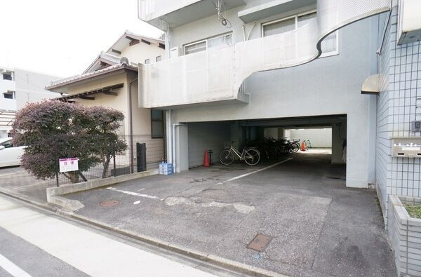 ファミール旭の駐車場