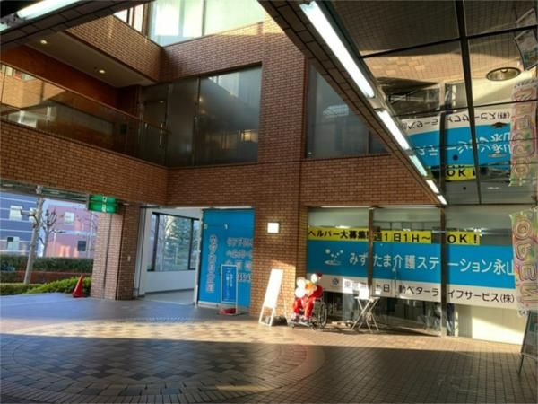 多摩市諏訪２丁目の店舗事務所のエントランス