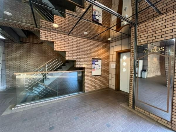 多摩市諏訪２丁目の店舗事務所のエントランス