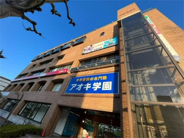多摩市諏訪２丁目の店舗事務所の外観