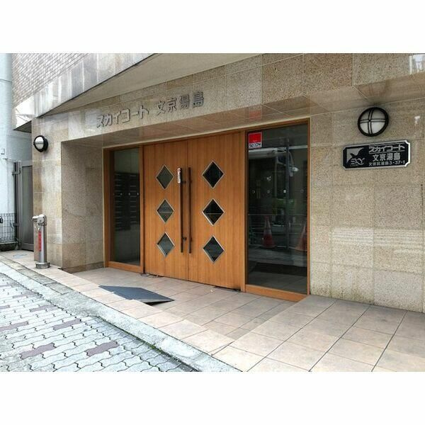 スカイコート文京湯島のエントランス