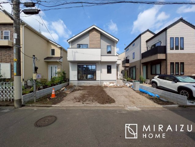 【前面道路含む現地写真】 | 青く澄み渡った綺麗な空と、陽の光をたっぷりと受ける、そんな新築住宅で新生活をスタートしてみませんか？見学・ご相談等、ミライズホーム(株)までお気軽にご連絡下さい♪