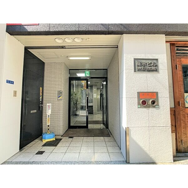 大阪市中央区久太郎町１丁目の店舗事務所のエントランス