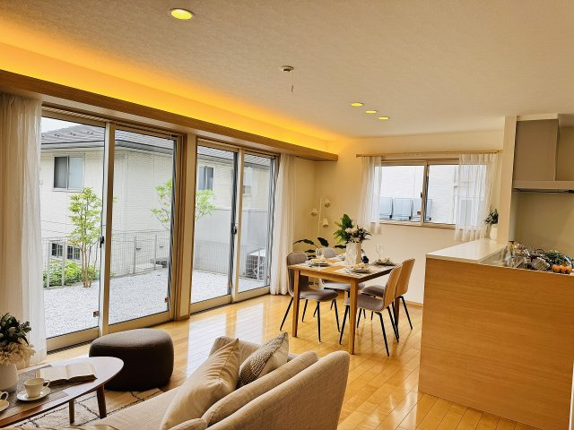 八王子市　堀之内　中古戸建て（5LDK）の居間・リビング|～16.5帖の明るいLDKで、家族団欒の時間をお過ごしいただけます～