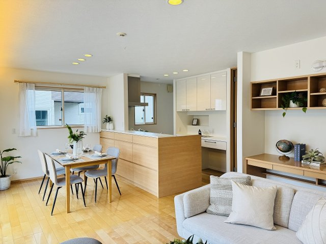 八王子市　堀之内　中古戸建て（5LDK）の居間・リビング|～16.5帖の明るいLDKで、家族団欒の時間をお過ごしいただけます～