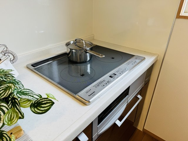 八王子市　堀之内　中古戸建て（5LDK）のキッチン|～ＩＨコンロは、小さいお子様やご老人がいらっしゃるご家庭におススメ～