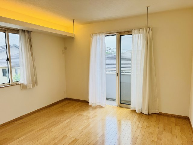 八王子市　堀之内　中古戸建て（5LDK）の寝室|～2階8.5帖の主寝室　ベッドなど大型家具のレイアウトもしやすい広さです～