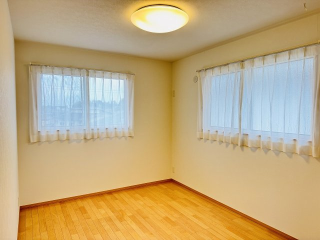 八王子市　堀之内　中古戸建て（5LDK）の子供部屋|～2階6.5帖の洋室　2面採光で明るく風通しの良いお部屋です～