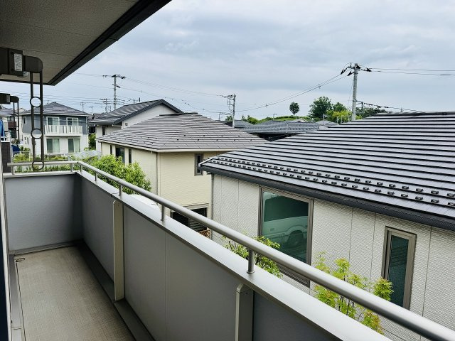 八王子市　堀之内　中古戸建て（5LDK）のバルコニー|～2ヶ所から出入り可能なバルコニー　陽当たり良好、洗濯物がよく乾きそうです～