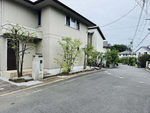 八王子市　堀之内　中古戸建て（5LDK）の前面道路含む現地写真|～全面6ｍ道路につき駐車もしやすいです～