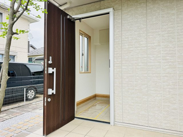 八王子市　堀之内　中古戸建て（5LDK）の玄関|～玄関は安心のWロックキーを採用～