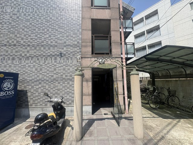 プチハイツ服部のエントランス