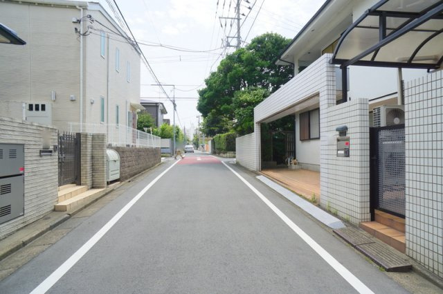奥沢２　土地の前面道路含む現地写真|東側公道　幅員約5.0m　間口約3.41～3.55m
