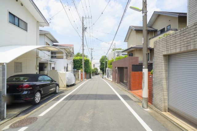 奥沢２　土地の前面道路含む現地写真|東側公道　幅員約5.0m　間口約3.41～3.55m