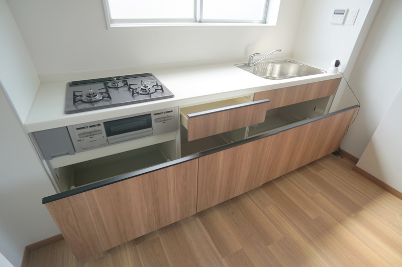 信濃町アジアマンションのキッチン|3口システムキッチンには収納たっぷり