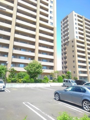 ツインタワー弐番館の駐車場