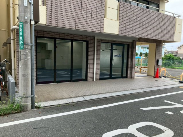 国分寺市東元町２丁目の賃貸マンションのエントランス|狭いですが駐車可能スペースがあります
