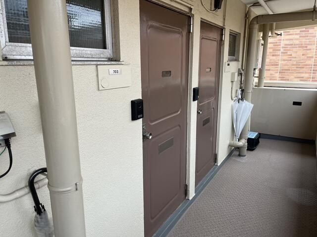 神山ビルの玄関