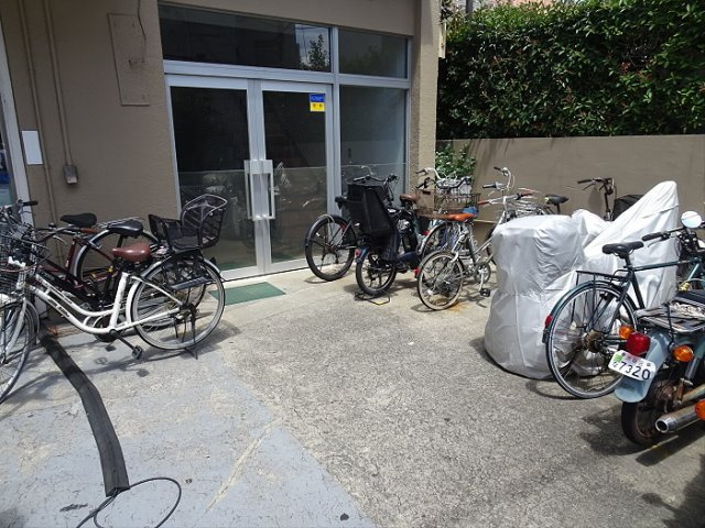 神山ビルの駐車場