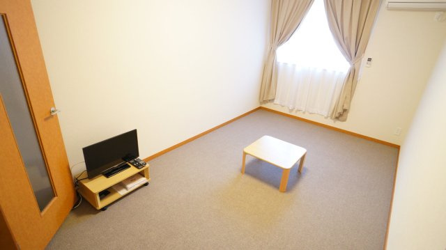 レオパレスエストの居間・リビング|明るいお部屋で目覚めもスッキリ