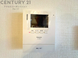訪問者が来たときにテレビ画面で確認できるため、安心してドアを開けられます。録画機能があるものもあり、留守中に来訪者を記録しておくことができます。利便性が高く、セキュリティ面でも安心です。