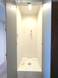 洗濯物の仕分け作業がしやすく、整理整頓が容易になります。洗濯音や湿気を他の部屋に持ち込まず、生活環境を快適に保ちます。上部を活用すれば収納スペースを確保でき洗剤や洗濯用品の整理もしやすくなります。