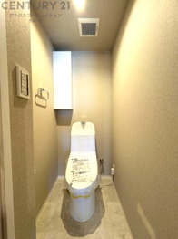 温水洗浄便座付トイレは温水洗浄機能により、暖かい水でおしりを洗浄することができ、冷たい水を使う従来の便座に比べ、温水洗浄機能で暖かいトイレを提供し、快適な使用を可能にします。