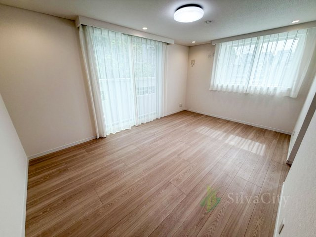 世田谷区深沢6丁目の洋室|約7.8帖のゆとりある洋室。2階の居室の中で最も広く、主寝室としてもおすすめです。約3.4帖のWICが隣接し、収納力にも恵まれています。