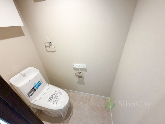 世田谷区深沢6丁目のトイレ|2階にもトイレを設け、夜間や朝の忙しい時間帯にも便利。各階で利用できる、ファミリーに嬉しい間取りです。