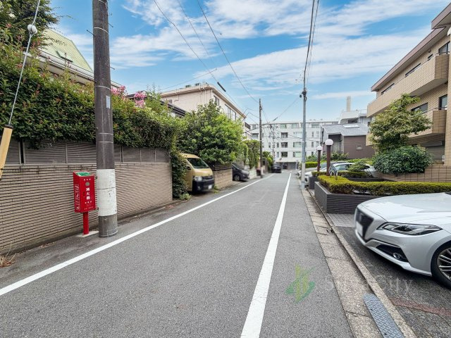 目黒区中目黒3丁目の前面道路含む現地写真|南側道路に面し、日当り良好！幅員約5.4ｍの為駐車も楽々です。