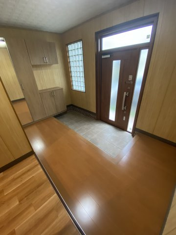 水回りリフォーム済み！土地121坪・シャッター付き倉庫のある中古住宅の玄関