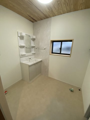水回りリフォーム済み！土地121坪・シャッター付き倉庫のある中古住宅の洗面所