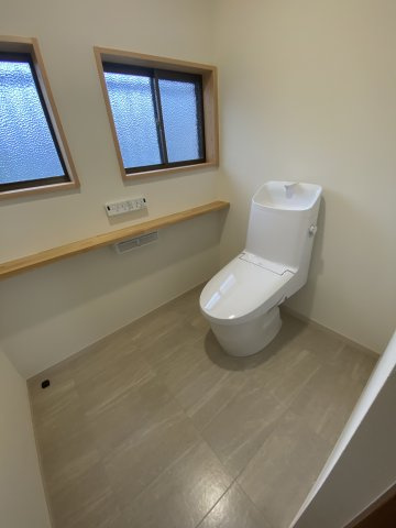 水回りリフォーム済み！土地121坪・シャッター付き倉庫のある中古住宅のトイレ