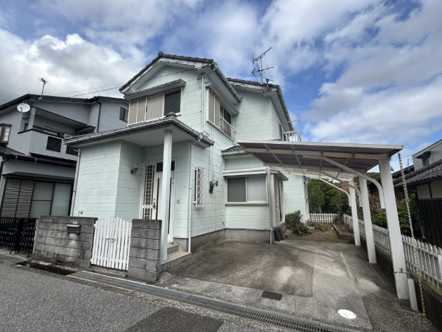 「全室6帖以上×豊富な収納」高知市一宮中町3丁目　中古一戸建ての外観|カーポート撤去予定。並列2台駐車可！毎日の通勤・通学、お買い物も便利。
