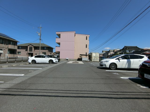 ピュア　セルト森尾の駐車場
