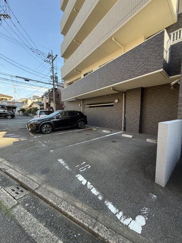 ジョイナス地行浜東の駐車場
